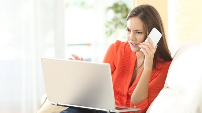 Расстроенная женщина звонит своему интернет-провайдеру, чтобы пожаловаться на проблему с сервисом