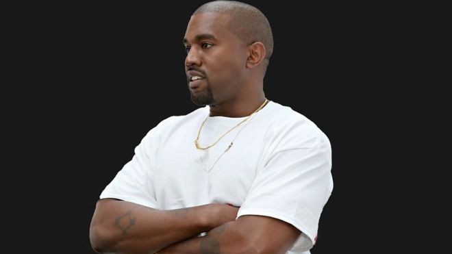 Kanye West de brazos cruzados