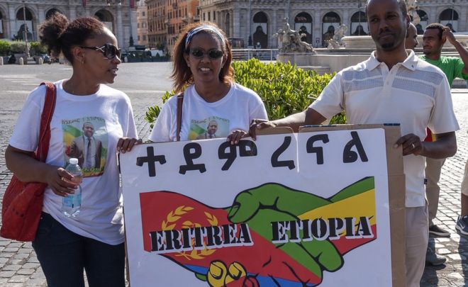 Эфиопская и эритрейская община Рима на Пьяцца делла Репубблика отпраздновала визит премьер-министра Эфиопии Абия Ахмеда в столицу Эритреи Асмэру на встречу с президентом Исайей Аферки, на первую встречу лидеров двух стран Спустя 20 лет после пограничной войны 1998-2000 годов 8 июля 2018 года в Риме, Италия.
