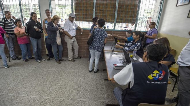 Венесуэльцы выстраиваются в очередь в течение последнего дня, чтобы подтвердить подлинность своих подписей для референдума об отзыве в Каракасе 24 июня 2016 года