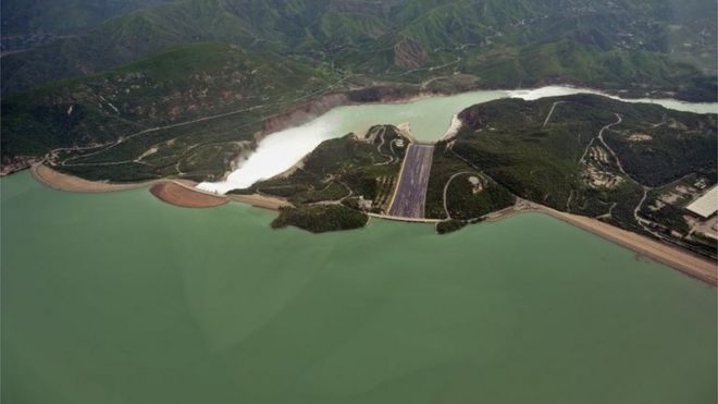 На этом снимке, сделанном 24 августа 2010 г., в Тарбеле, провинция Хайбер-Пахтунхава, показан вид с воздуха воды, выпущенной в водосброс плотины Тарбела