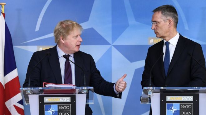 Ngoại trưởng Anh Boris Johnson và Tổng thư ký Nato Jens Stoltenberg tổ chức một cuộc họp báo chung hôm 27/3