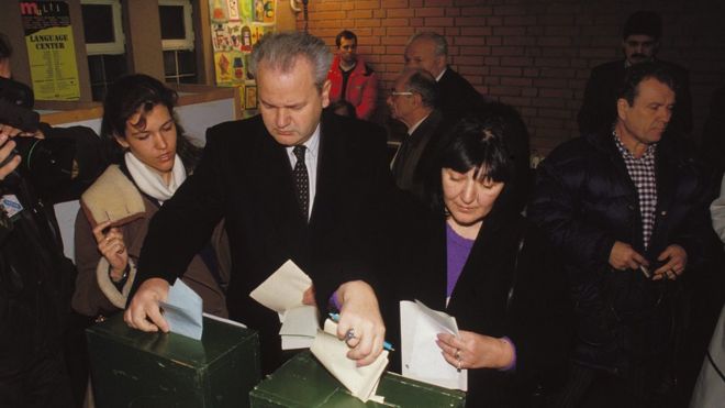 Bračni par Milošević-Marković glasa na izborima 1992. godine, 20. decembar, Beograd