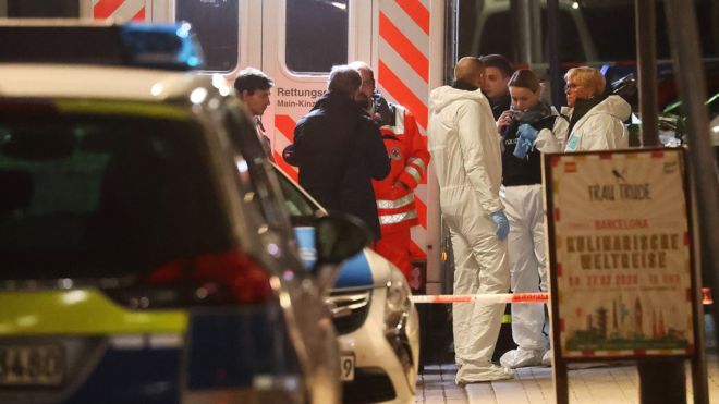 Ambulancias en la escena del tiroteo en Hanau