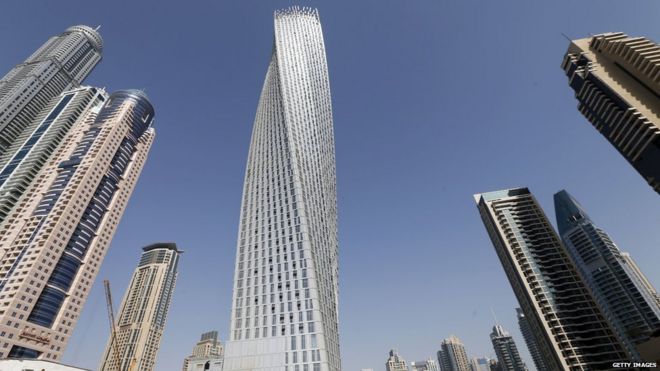 Каянская башня (С), самая высокая витая башня в мире, стоит на пристани Дубая