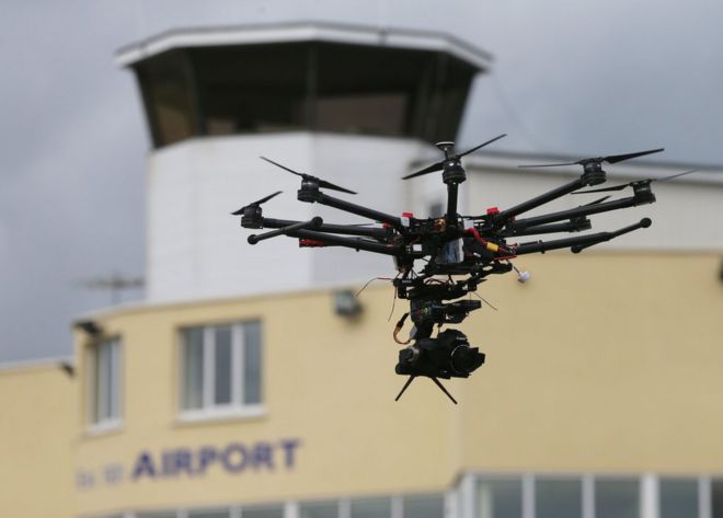 Беспилотный самолет в первой Ирландской ассоциации беспилотных летательных аппаратов (UAAI). Встреча с дронами в аэропорту Уэстон