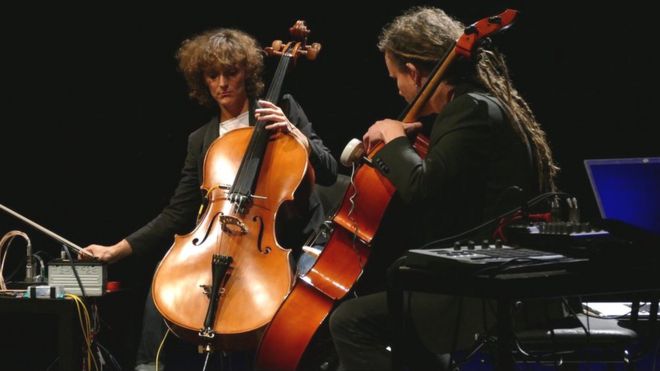 Д-р Алиса Элдридж (слева) и д-р Крис Кифер из Университета Сассекса играют виолончели с резонансом обратной связи на Фестивале EarZoom 2017, Любляна