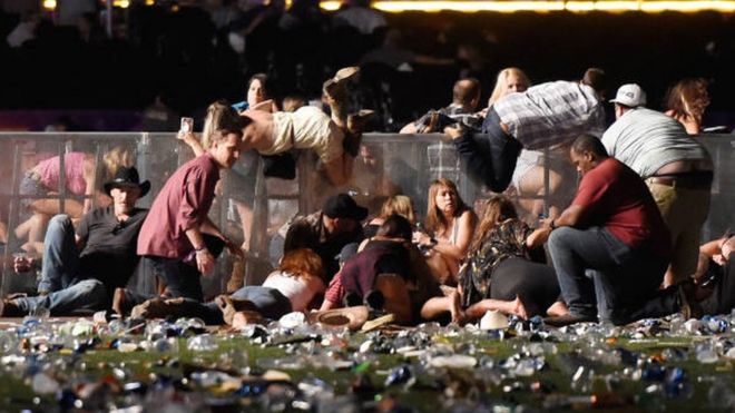 People wey go country music festival dey take coveras di after mass shooting for Las Vegas, October 1, 2017