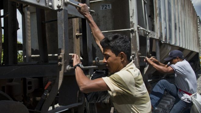 Центральноамериканские мигранты садятся на так называемый грузовой поезд La Bestia (The Beast), пытаясь добраться до границы с США, в Аписако, штат Тласкала, Мексика, 22 июля 2014 года
