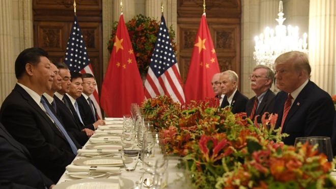 Президент США Дональд Трамп, министр финансов США Стивен Мнучин и члены их делегации проводят обеденную встречу с президентом Китая Си Цзиньпином и представителями китайского правительства в конце саммита лидеров G20 в Буэнос-Айресе 1 декабря 2018 года. -