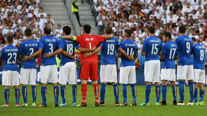 Сборная Италии по футболу в минуты молчания для жертв атаки перед четвертьфинальным матчем Евро-2016 между сборными Германии и Италии в Бордо 2 июля 2016 года.