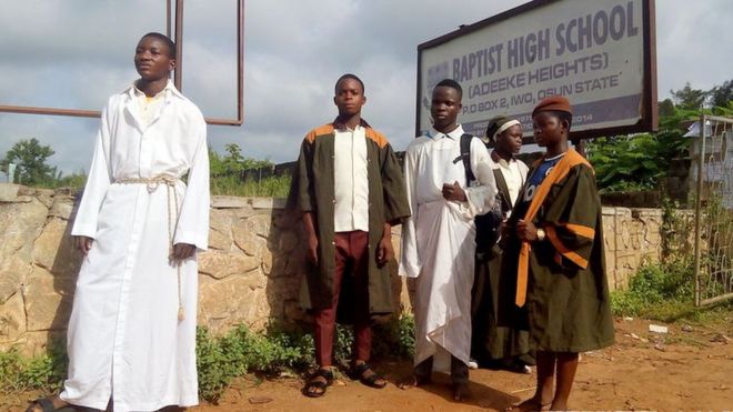 Ученики средней школы баптистов, которые носят христианскую одежду в школу