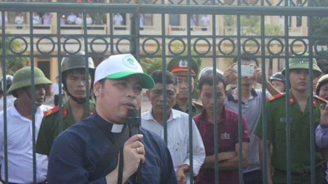Linh mục Anton Đặng Hữu Nam, người đại diện theo ủy quyền của ngư dân trong vụ kiện Formosa, trước cổng tòa Kỳ Anh