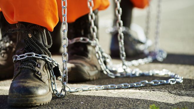 Prisioneros con cadenas en los pies.
