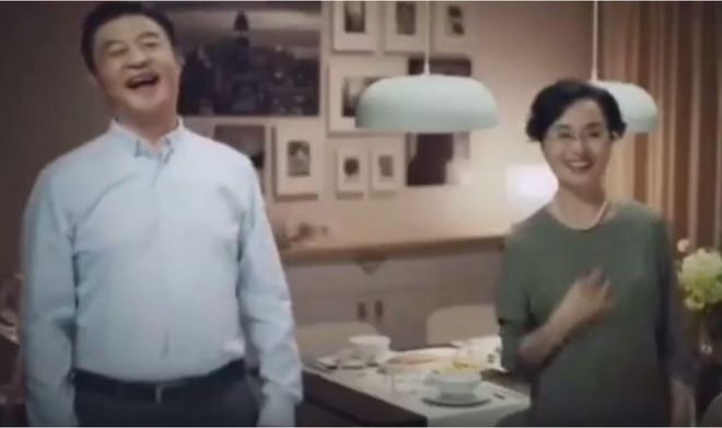 Скриншот из сломанной китайской рекламы Ikea, показывающий, как родители женщины сияют над своим неожиданным парнем
