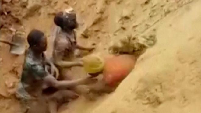 DR Congo man uses bare hands to rescue trapped gold miners