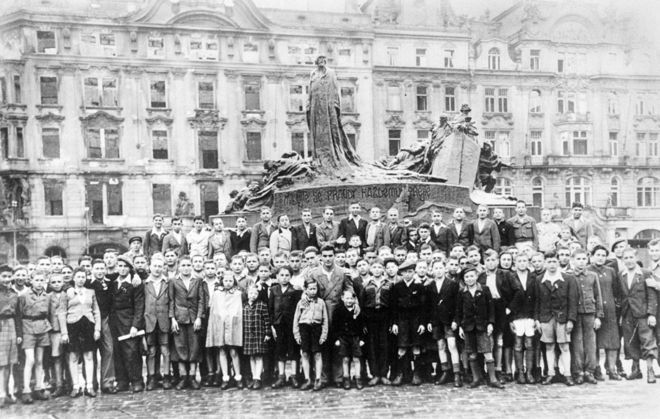 Группа детей на Вацлавской площади в Праге перед вылетом в Великобританию