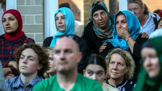 Мусульманские женщины стоят среди других скорбящих на богослужении в Мельбурне, посвященном жертвам Крайстчерча.