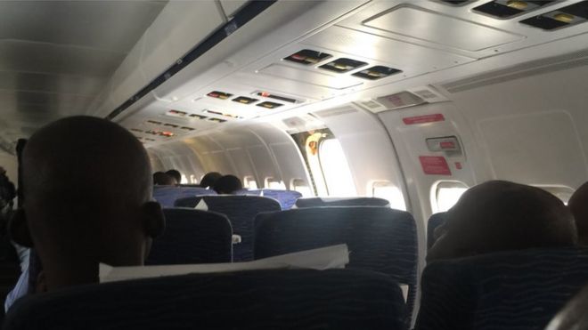 Фотография изнутри самолета, размещенная в Твиттере Дапо Санво.