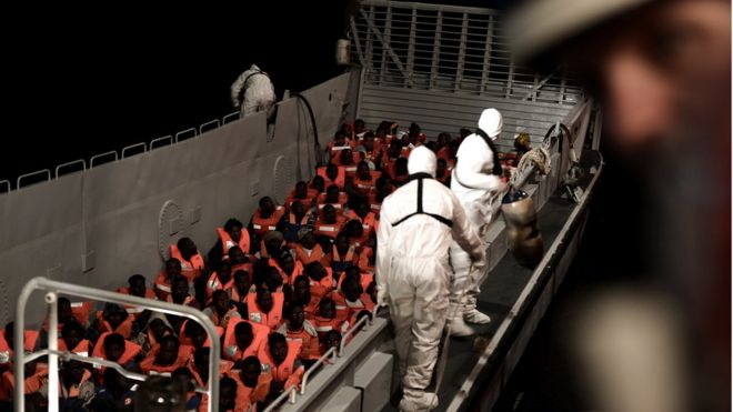 Мигранты спасены сотрудниками MV Aquarius, поисково-спасательного корабля, управляемого совместно с SOS Mediterranee и Medecins Sans Frontieres в центральном Средиземном море, 10 июня 2018 года.