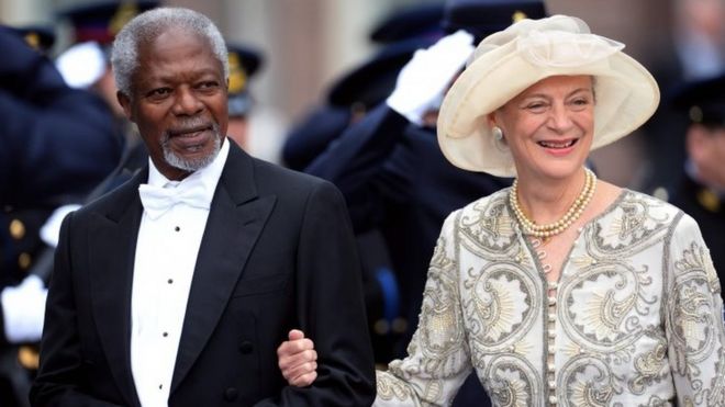 Бывший генеральный секретарь ООН Кофи Аннан и его жена Нане покидают Нью-Керк (Новая церковь) в Амстердаме 30 апреля 2013 года