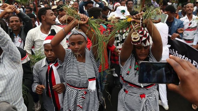 Люди оромо проводят акцию протеста против правительства во время новогоднего праздника оромо Ирречаа у озера Хора в городе Дберцит в Аддис-Абебе, Эфиофия, 2 октября 2016 года