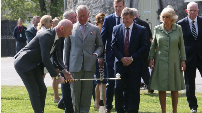 Принц Чарльз наблюдает за демонстрацией броска в замке Килкенни
