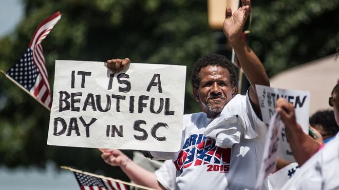 Чернокожие жители Южной Каролины приветствовали ее решение убрать флаг, который многие считают символом «традиции»