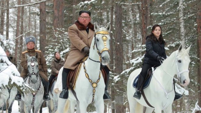 Ким Чен Ын, его жена и официальные лица едут на лошадях по снегу в Северной Корее