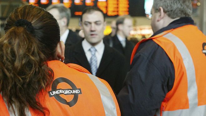 Сотрудники лондонского метро на станции Юстон помогают сбить с толку пассажиров. (