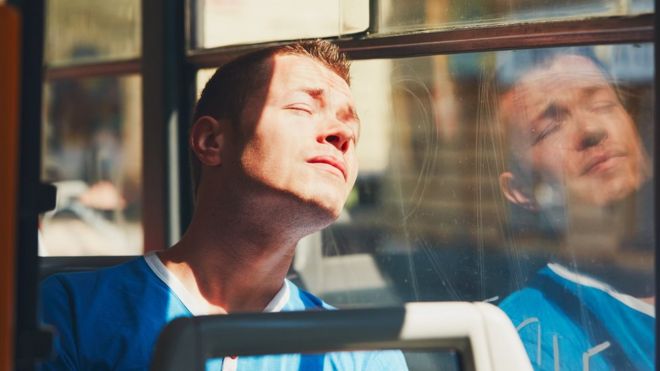 Un hombre dormido en el un autobús