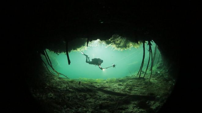 Mergulhador em um cenote