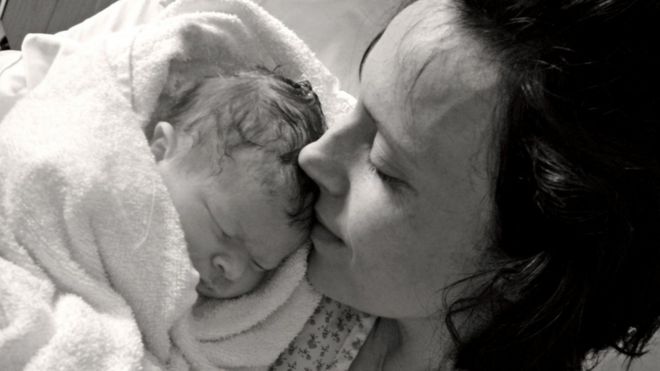 Рианнон Дэвис на фото со своей дочерью Кейт через несколько мгновений после ее рождения