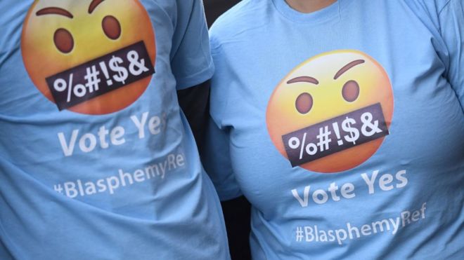 Канвассеры носят футболки, чтобы поддержать голосование "за" на предстоящем референдуме по закону о богохульстве в Дублине