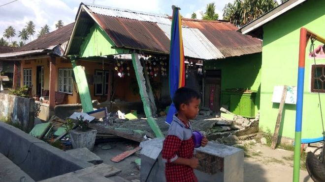 Мощное землетрясение и цунами в Индонезии: погибли около 50 человек, сотни пропали без вести