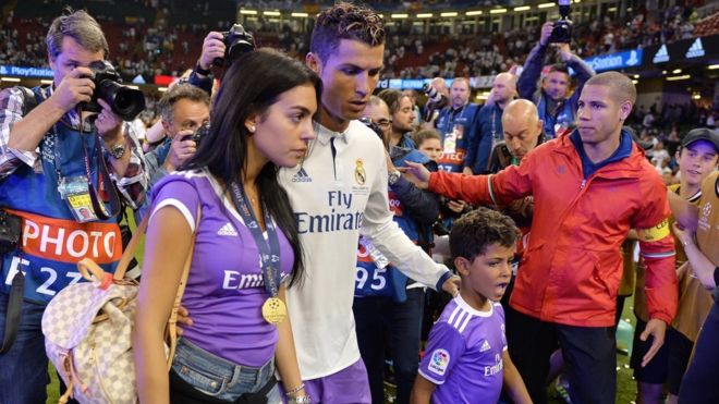 Криштиану Роналду, подруга Джорджина Родригес и сын Криштиану Роналду-младший после того, как Реал Мадрид выиграет Лигу чемпионов УЕФА 3 июня