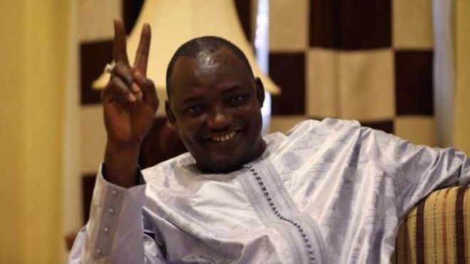Le président élu de la Gambie, Adama Barrow, a déclaré à la BBC qu'il se proclamera président le 18 janvier si Yahyah Jammeh venait à ne pas démissionner.
