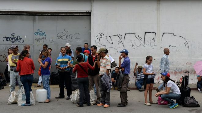 Cola de venezolanos en espera de transporte pÃºblico.