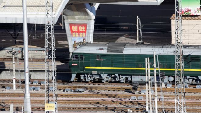 Поезд, который, как считается, перевозит северокорейского лидера Ким Чен Уна, прибывает на железнодорожный вокзал Пекина в Пекине, Китай, 8 января 2019 года.