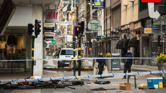 Обломки на месте теракта, когда грузовик разбился после проезда по пешеходной улице в центре Стокгольма 8 апреля 2017 года