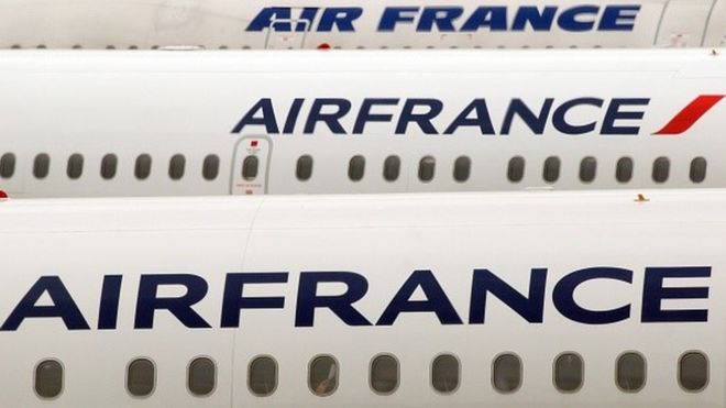 Air France protesters attack executives, rip their clothes off (PHOTOS).