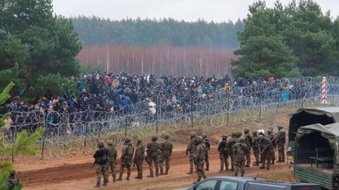 Польские военные и мигранты около перехода Кужница