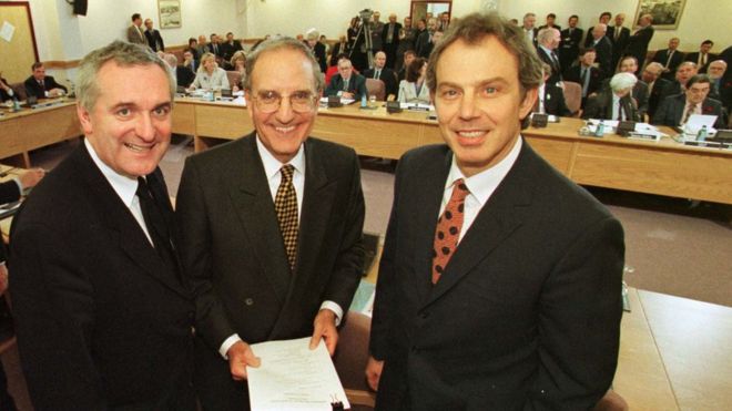Джордж Митчелл с премьер-министрами Ирландии и Великобритании в качестве GFA был подписан в 1998 году