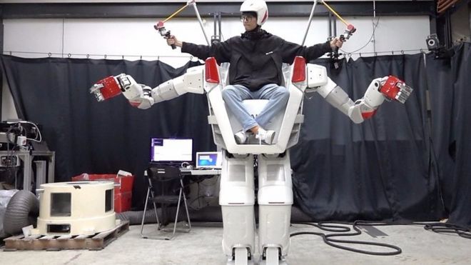 في كوريا الجنوبية كشفت شركة ناشئة عن روبوت ضخم صمم لجعل البشر أقوى وأكثر قدرة على الحركة. الجهاز من تطوير شركة رينبو للروبوتات.
