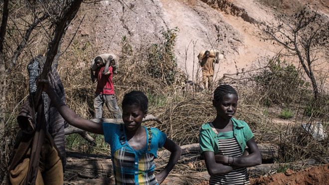 Женщины ждут возле шахты в ДРК