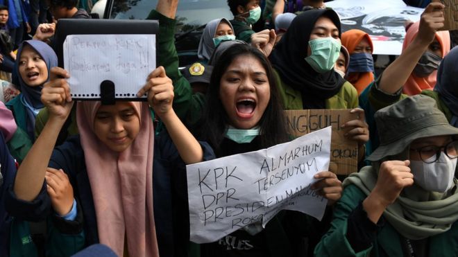 Sejumlah mahasiswa berunjuk rasa di Jalan Merdeka Barat, Jakarta, Kamis (17/10/2019). Massa pengunjuk rasa menuntut Presiden Joko Widodo mengeluarkan Perppu terkait Undang-undang KPK.