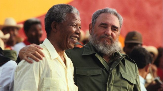 Fidel Castro (D) et Nelson Mandela le 26 juillet 1991