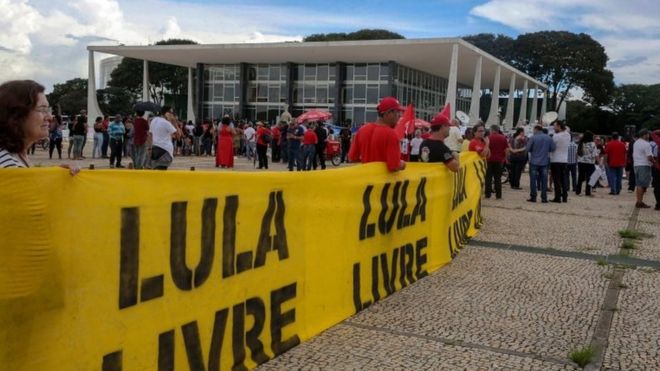 Раздаточный материал, опубликованный агентством Agencia Brasil, демонстрирующий демонстрацию в поддержку бывшего президента Бразилии (2003-2011 гг.) Луиса Инасиу Лула да Силва у здания Верховного суда Бразилии (STF) в Бразилиа, 22 марта 2018 года.