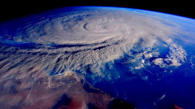 На раздаточном материале астронавта НАСА Скотта Келли, командира экипажа 45-й экспедиции Международной космической станции (МКС), изображена тропическая циклоническая чапала в Аравийском море (31 октября 2015 года)