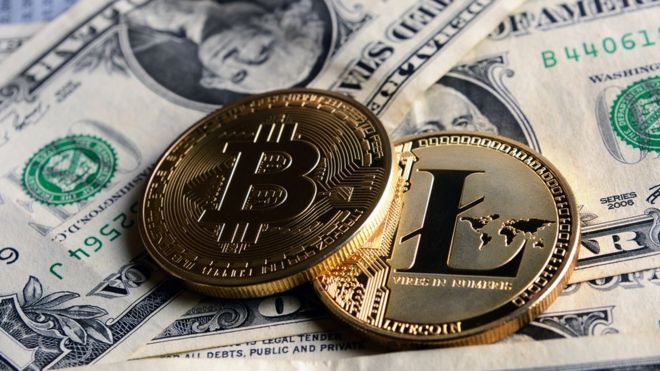 Monedas bitcoin y billetes de dólar.